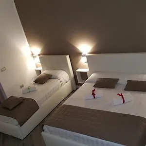 https://la-lira.it-romehotels.com